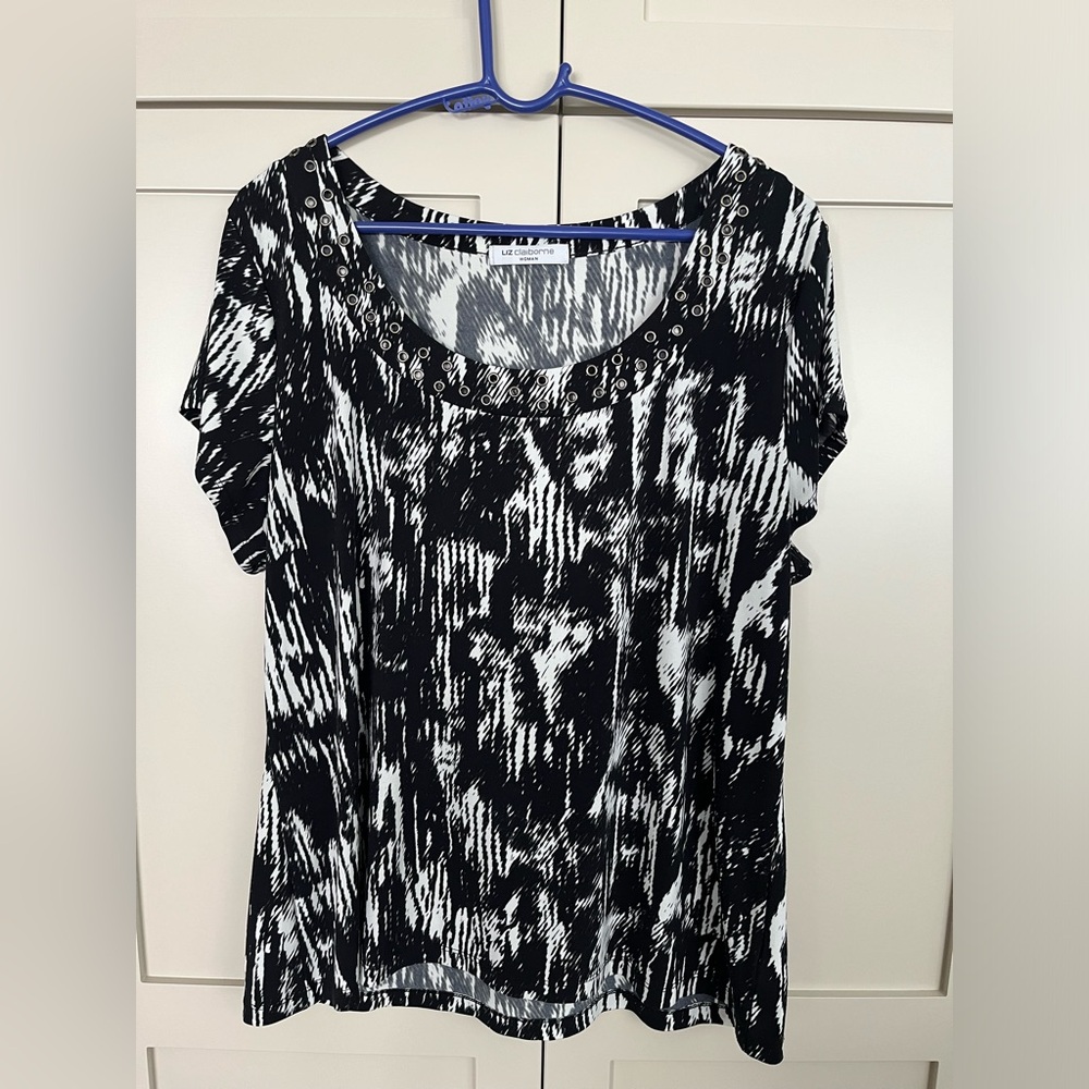 Liz Claiborne black and white abstract print top size 1x